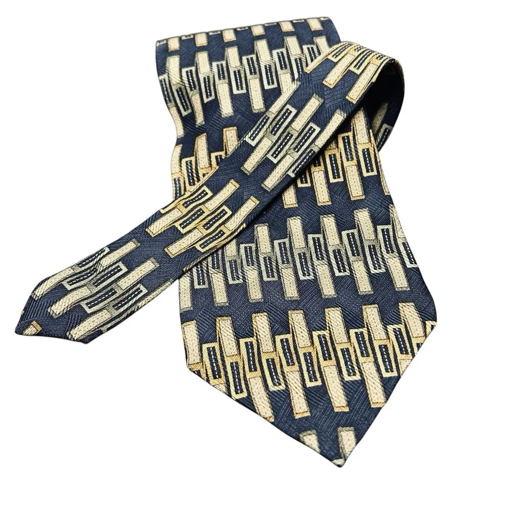 Kenneth Cole Reaction Silk Necktie Navy Blue Geometric USA Made 4x58 Mens Tie